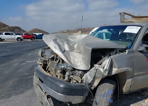 2005 Chevrolet Silverado C2500 Heavy Duty z USA, uszkodzony, nr VIN 1GCHC24U15E252823